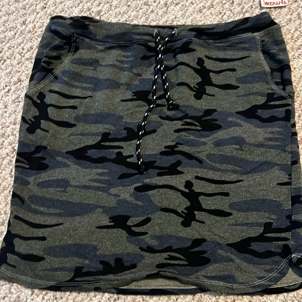 Sundry fitted skirt with tie closure, new with tags.